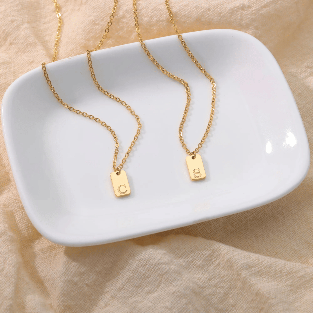 Colar Minimalista com Inicial - Banhado em Ouro 18k