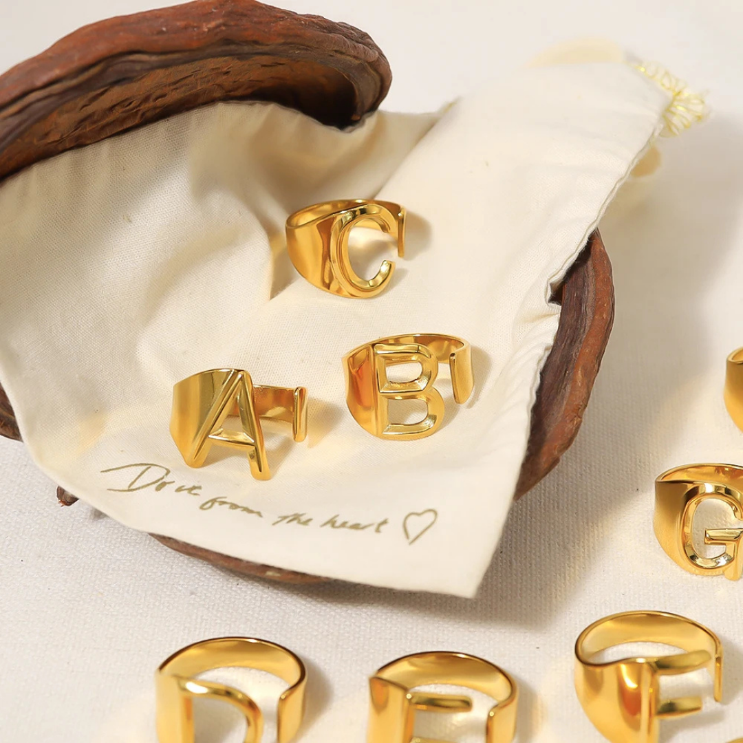 Anel Estilo com Iniciais Banhado em Ouro 18K Ajustável
