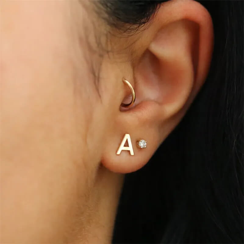 Brincos Minimalistas com letra Iniciais | Banhado em Ouro 18k