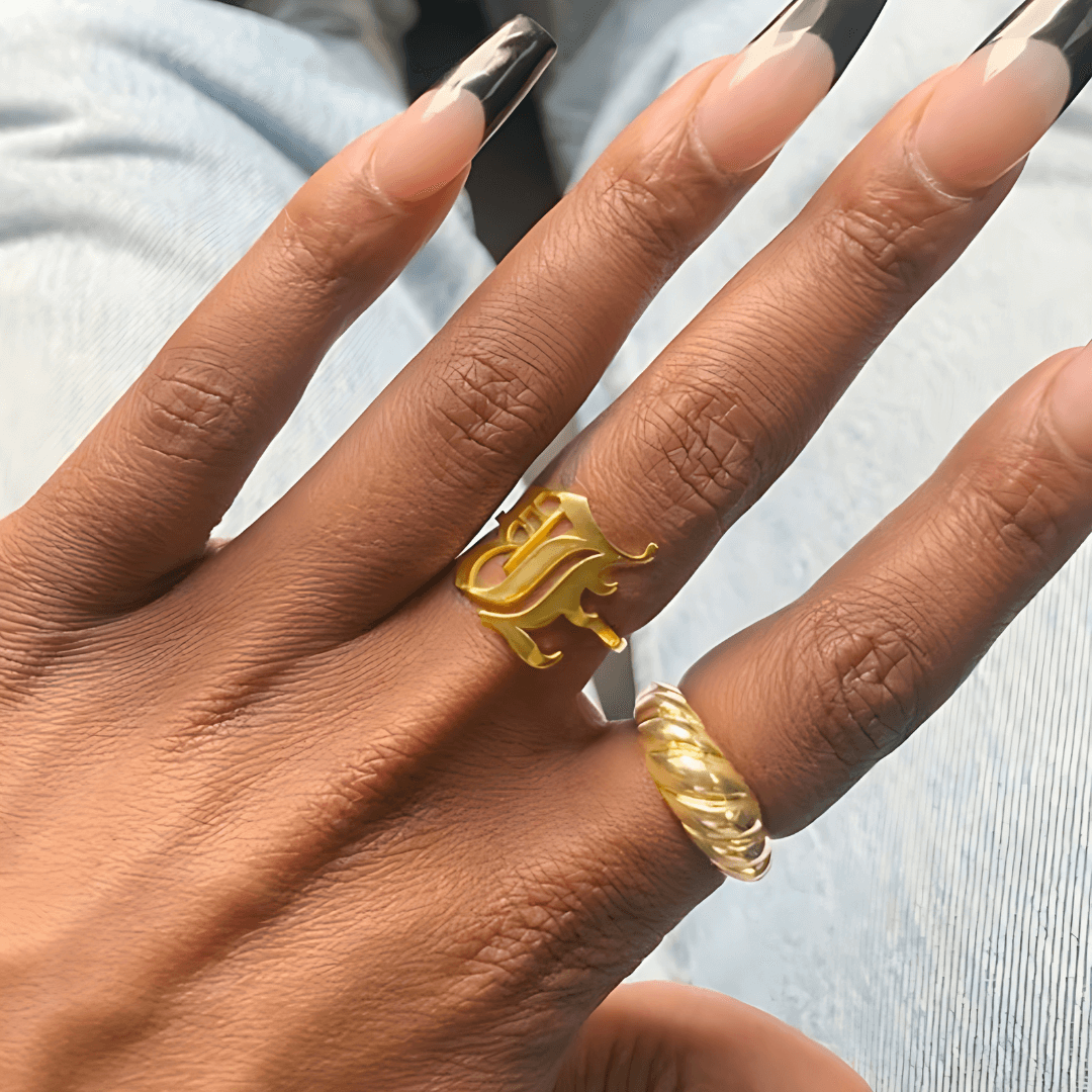 Anel Elegance Inicial - Sua Marca Pessoal - Banhado em Ouro 18K