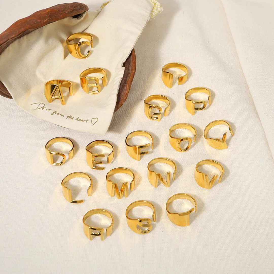 Anel Estilo com Iniciais Banhado em Ouro 18K Ajustável