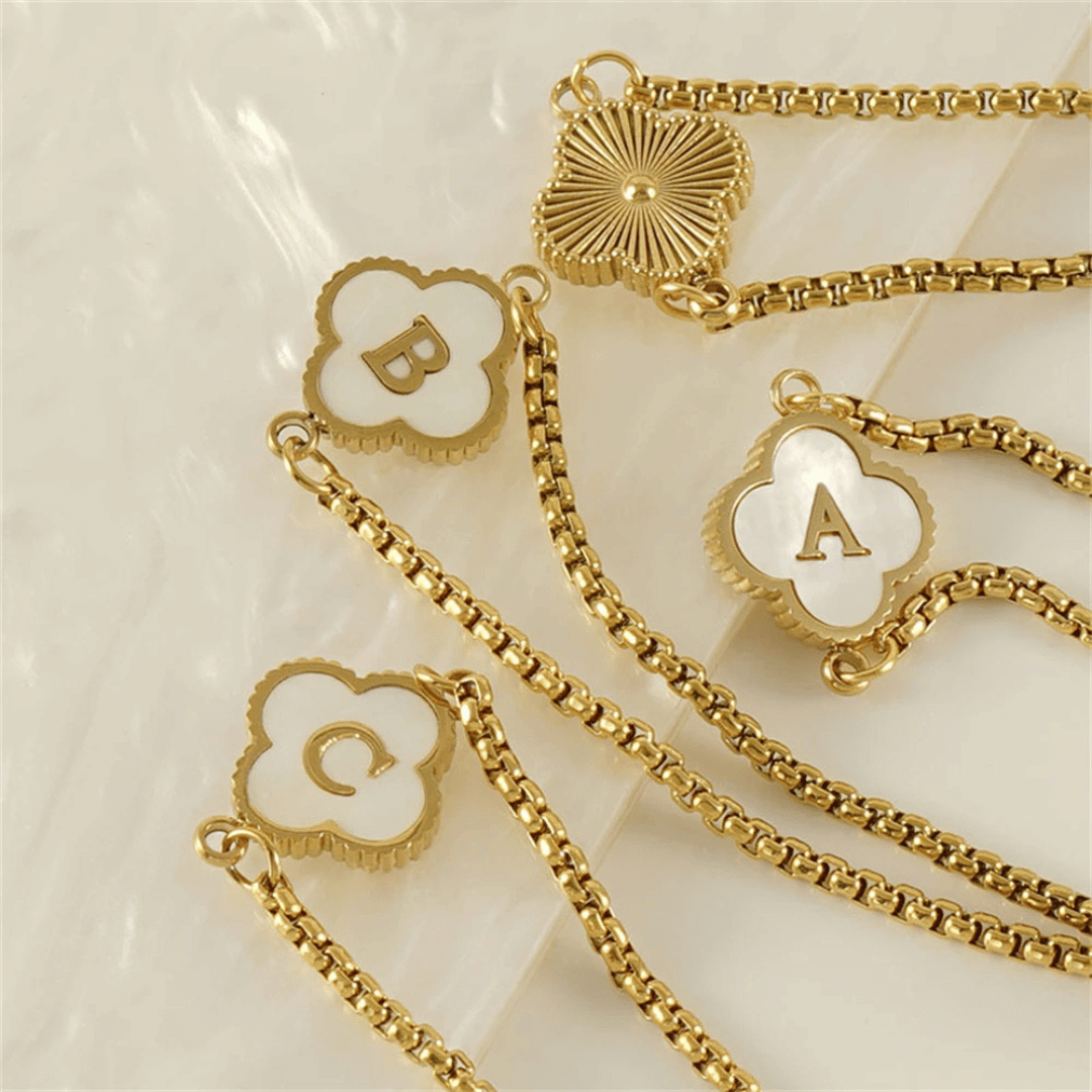 Pulseira de Trevo com Inicial - Banhado em Ouro 18K