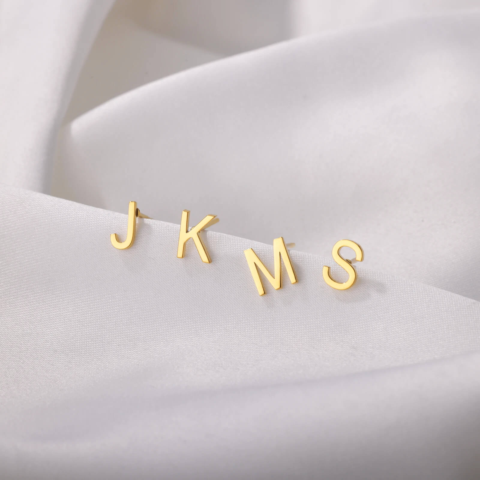 Brincos Minimalistas com letra Iniciais | Banhado em Ouro 18k
