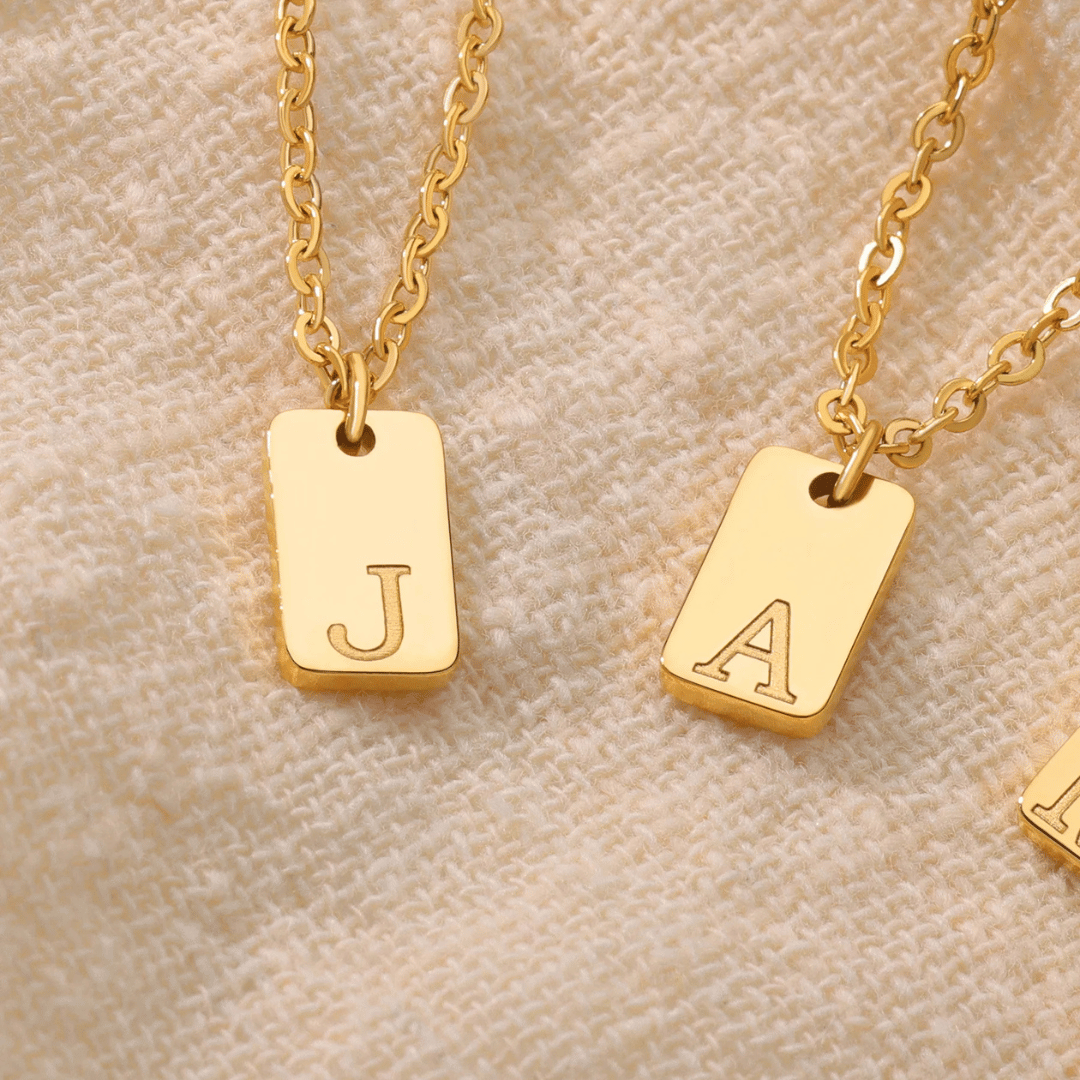 Colar Minimalista com Inicial - Banhado em Ouro 18k