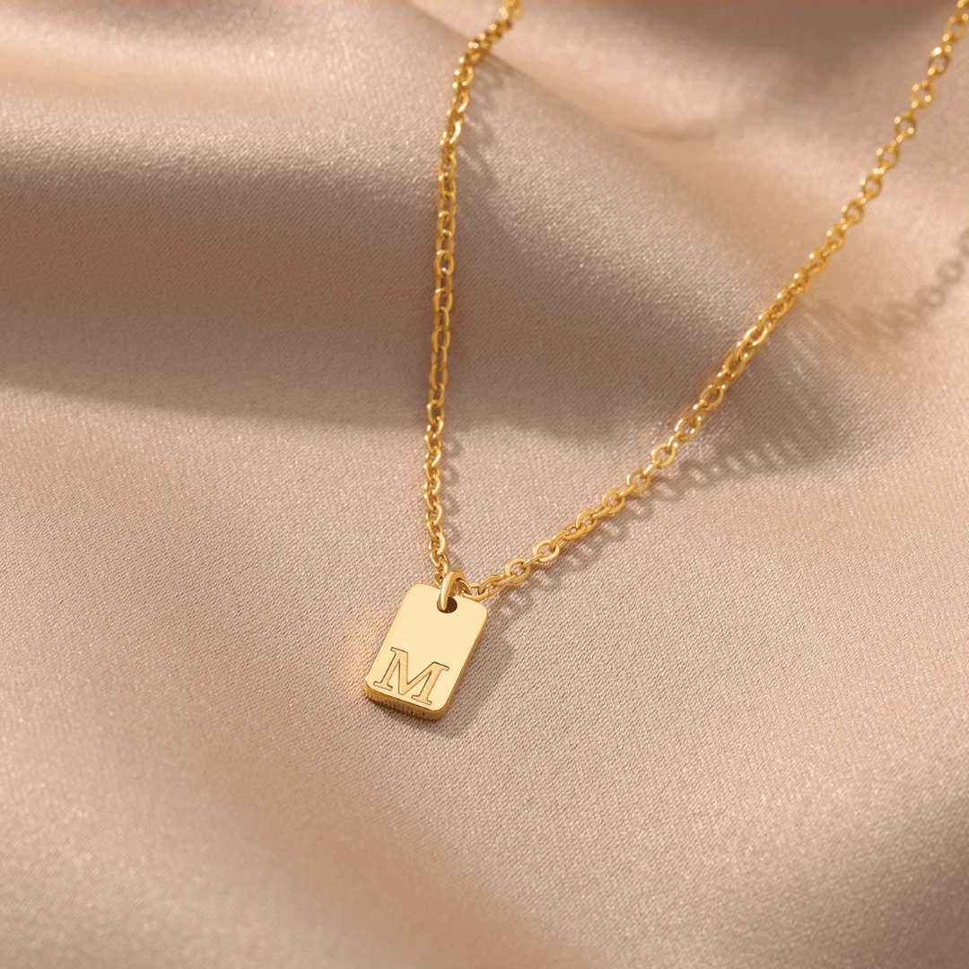 Colar Minimalista com Inicial - Banhado em Ouro 18k