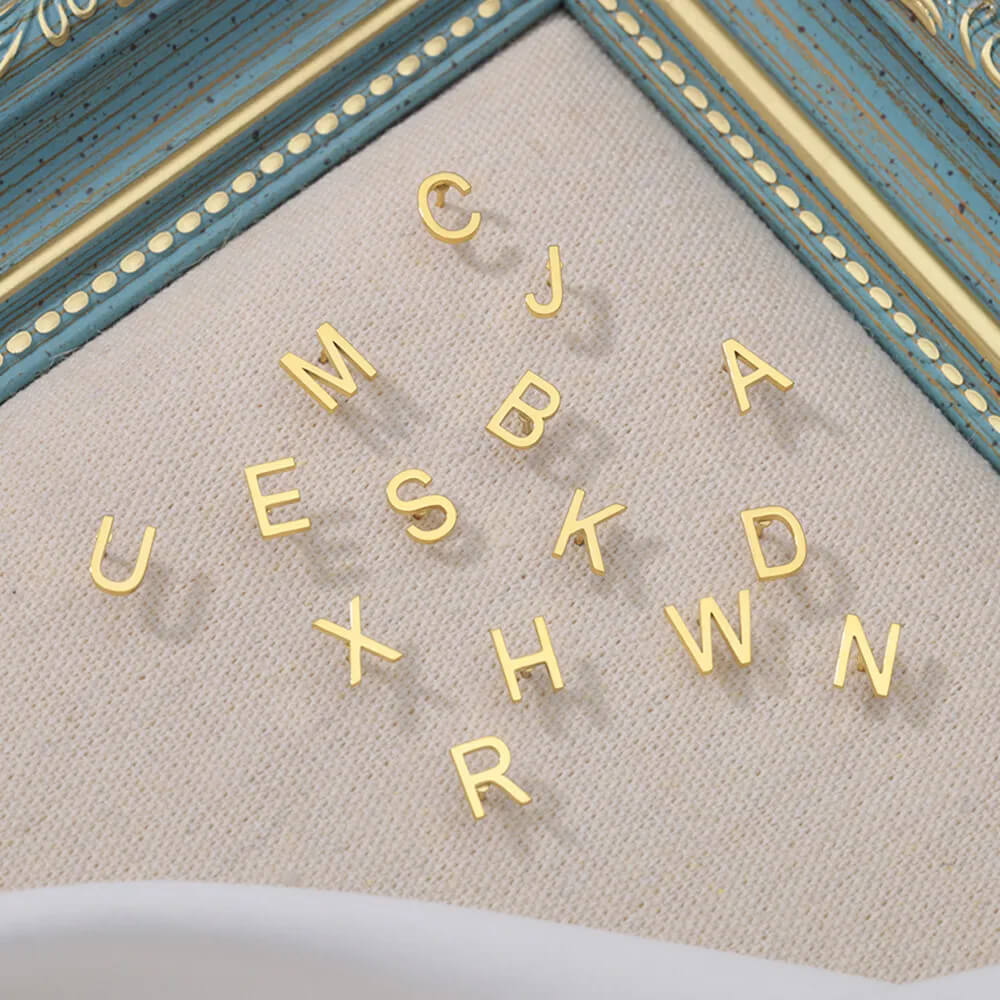 Brincos Minimalistas com letra Iniciais | Banhado em Ouro 18k