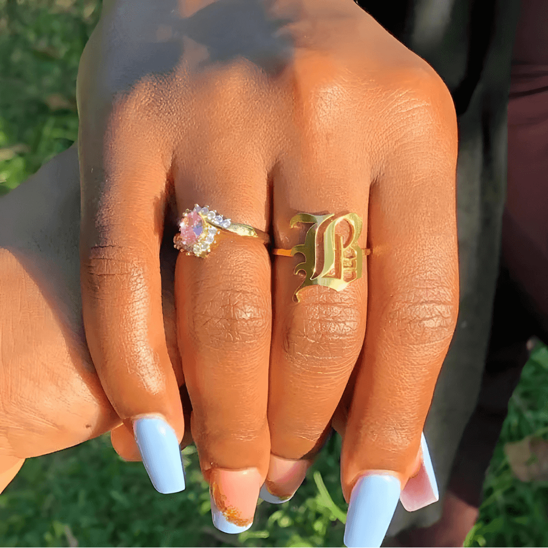 Anel Elegance Inicial - Sua Marca Pessoal - Banhado em Ouro 18K