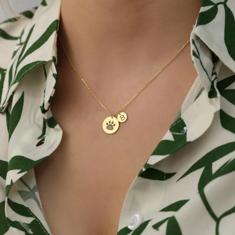 Colar Patinha Life & Inicial | Banhado em Ouro 18k [Personalização Grátis]