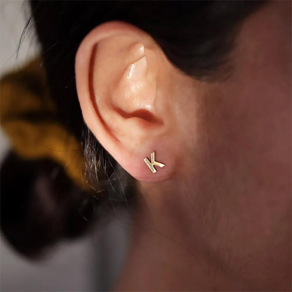 Brincos Minimalistas com letra Iniciais | Banhado em Ouro 18k