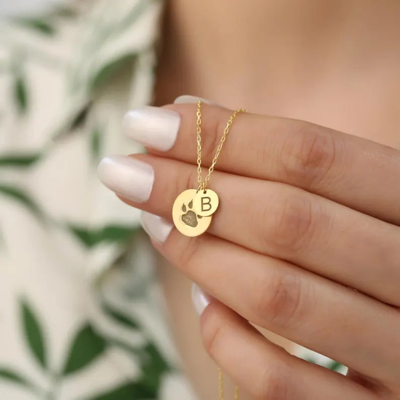 Colar Patinha Life & Inicial | Banhado em Ouro 18k [Personalização Grátis]