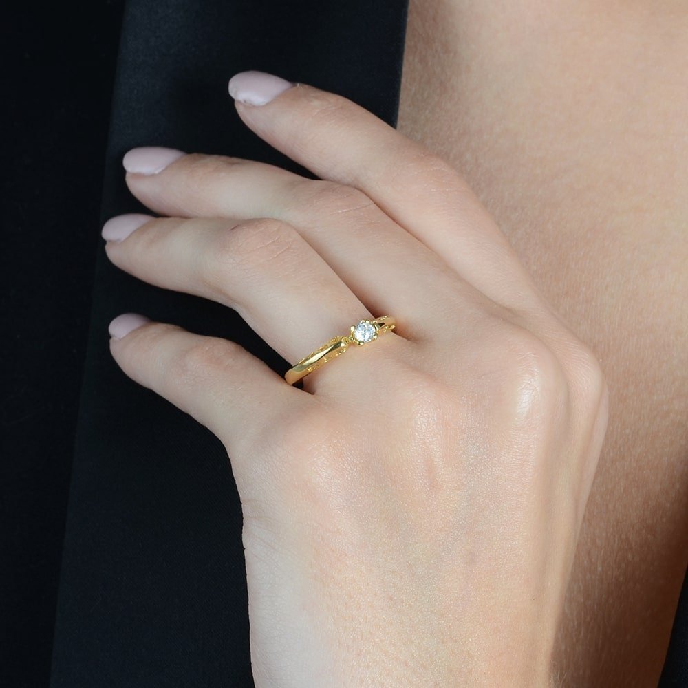 Anel Dourado Solitário Vazado com Pedra Zircônia | Prestige