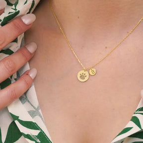 Colar Patinha Life & Inicial | Banhado em Ouro 18k [Personalização Grátis]